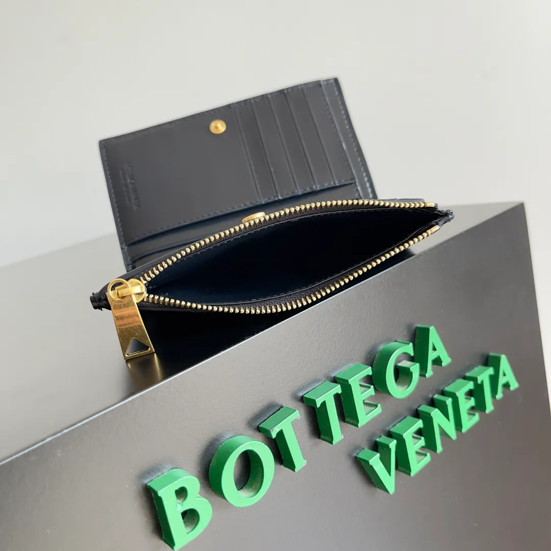 Batch 960 of BOTTEGA VENETA’s new woven small wallets are now shipping! ! ! 🥰🥰Made of carefully selected first-layer sheepskin fabric, this small luxury wallet has an elegant appearance and is also full of practicality. It can store change, driver's license and various cards at the same time. It is so small that it can be put in your pocket and carried with you. It is really convenient [Applause][Applause] Style No.: 667468 Size: 14.5*9.3*2cm